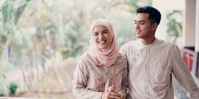 Herfiza Tetap Modis Tanpa Repot, Meski si Kecil Masih Menyusu