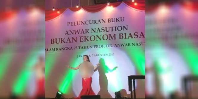 Heboh Tari Perut di Acara Ekonom Anwar Nasution