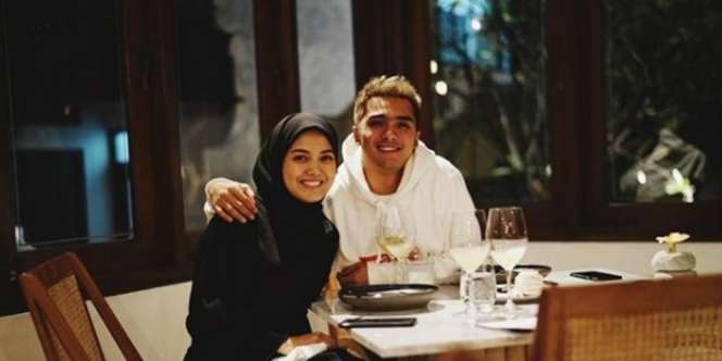 Kematian dan Kisah Menggetarkan Istri Ricky Harun Berhijab