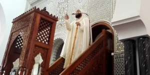 Khatib Jumat Berkhutbah dengan Tongkat, Sahkah?