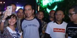 Jadi Sorotan, Begini Gaya Jokowi Saat Nonton Konser WTF 2017