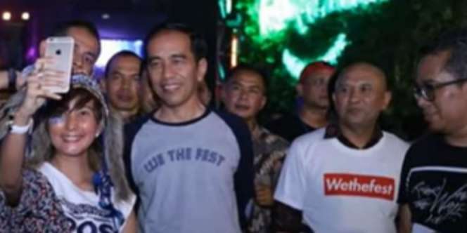 Jadi Sorotan, Begini Gaya Jokowi Saat Nonton Konser WTF 2017