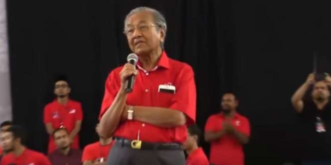 Mantan Perdana Menteri Malaysia Dilempari Sepatu