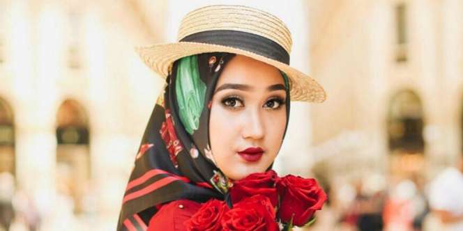 Intip Gaya Dian Pelangi Pakai Jilbab Oganza Dotty Kekinian
