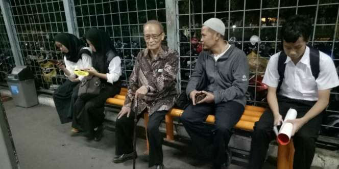 Kala Buya Syafii Maarif Naik KRL ke Istana Bogor di Pagi Buta