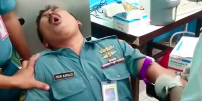 Video Kocak Tentara Berkumis Saat Disuntik