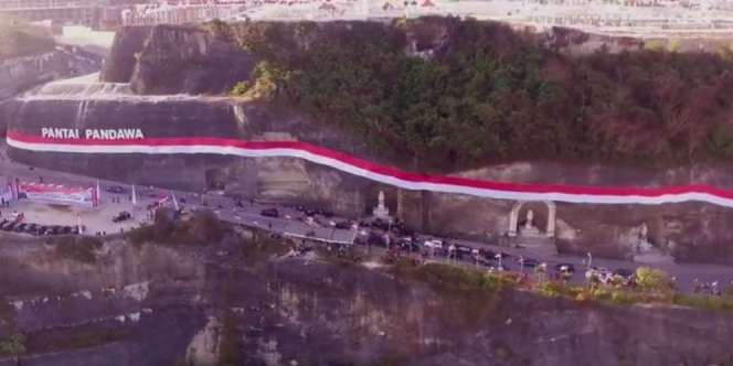 Bendera Merah Putih 'Raksasa' Terbentang di Pantai Pandawa