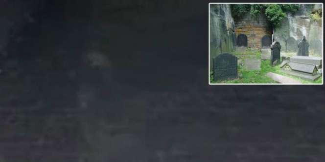 Hantu Tertangkap Kamera Melayang di Kompleks Kuburan Kuno