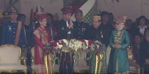 Jokowi Beri Sepeda untuk 5 Orang dengan Busana Adat Terbaik