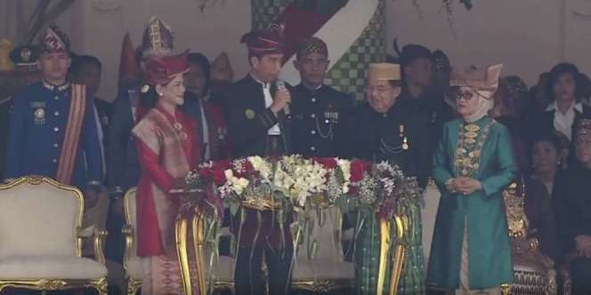 Jokowi Beri Sepeda untuk 5 Orang dengan Busana Adat Terbaik