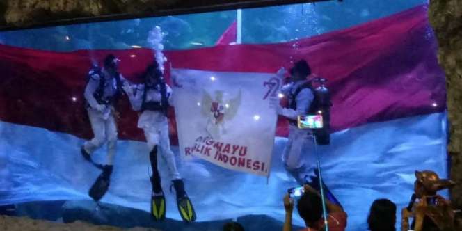 Cerita Aurelie Moeremans Kibarkan Merah Putih di Dalam Air
