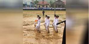 Viral! Aksi Paskibra Kibarkan Bendera di Lapangan Becek