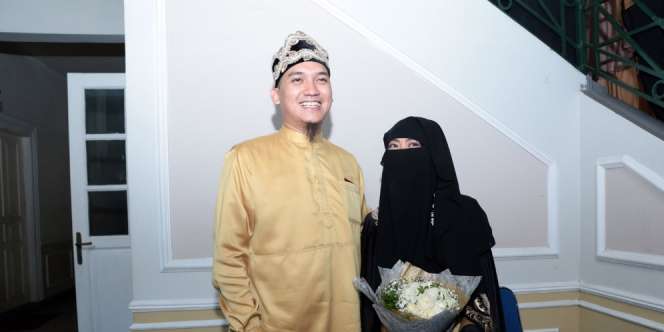 Egi John Datangi Rumah Sakit Bareng Istri, Warganet Heboh