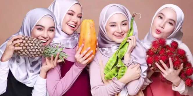 4 Gadis Cantik Ini Bikin Heboh, Apa yang Aneh?