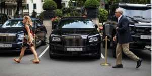 Gaya `Playboy` Arab Pamer Mobil Mewah di Negeri Orang