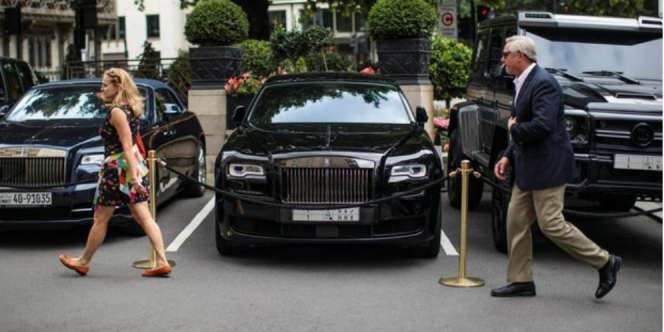Gaya `Playboy` Arab Pamer Mobil Mewah di Negeri Orang