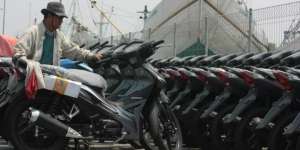 Beli Motor dan Minta Helm, Bagaimana Hukumnya Menurut Islam?
