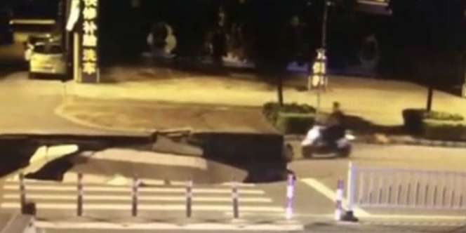 Biker Apes, Asyik Main Ponsel Nyemplung Jalan Amblas