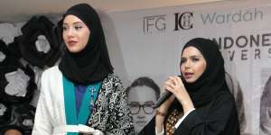 Kontemporer Abaya dalam Sentuhan Kain Etnik Indonesia