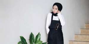 Tips Kenakan Overall Hitam yang Bikin Hijabers Makin Kece