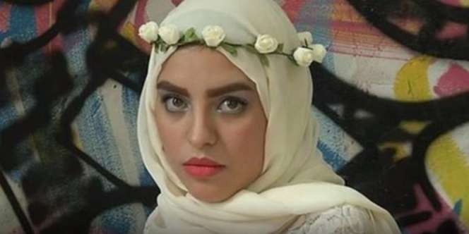 Pakai Kursi Roda, Hijaber Ini Tetap Semangat Jadi Model