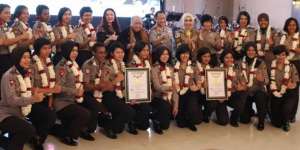 Masya Allah, 24 Polwan Kibarkan Merah Putih di Puncak Jaya