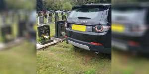 Misteri Mobil Mewah yang Terparkir di Atas Kuburan Baru