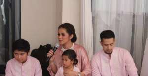 Foto Baby Shower, Tangan Sahabat Olla Ramlan Bikin Salah Fokus