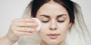 3 Cara Instan untuk Tutupi Lingkaran Mata yang Menghitam