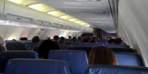 Heboh Pasangan Lakukan Tindakan Tak Senonoh Selama Penerbangan