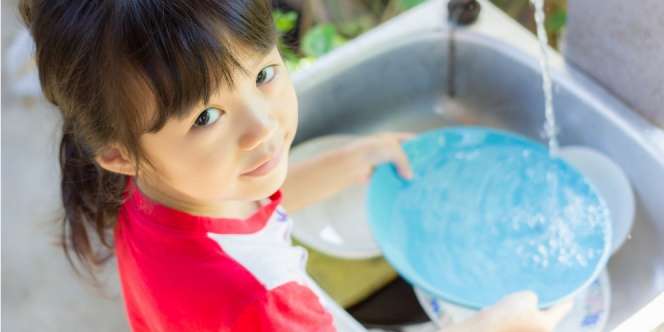 Selalu Libatkan Anak Saat Beres-beres Rumah, Efeknya...