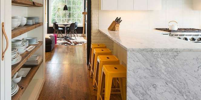 Perpaduan Elegan Unsur Kayu dan Putih di Area Dapur