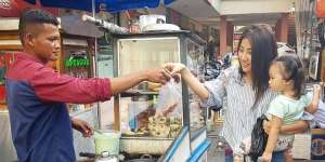 Gaya Sarwendah Jajan di Pinggir Jalan Jadi Sorotan