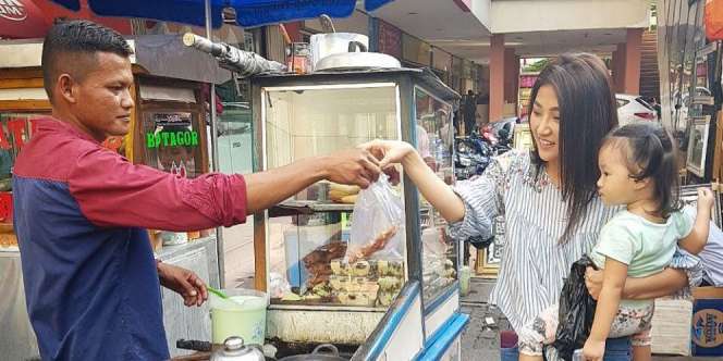 Gaya Sarwendah Jajan di Pinggir Jalan Jadi Sorotan