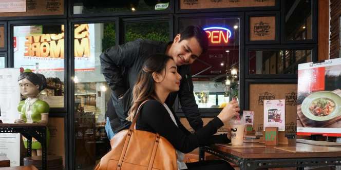 Gaya Pacaran Putri Adi Bing Slamet Bikin Miris