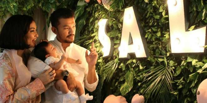So Sweet...Hadiah Ultah Atiqah Hasiholan untuk Rio Dewanto