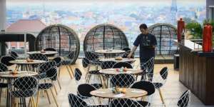 Klasik, Modern & 'Homey', Yuk Kongkow di Sky Lounge Hotel Ini!