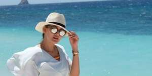 Foto di Tepian Kapal, Pose Luna Maya Bikin Jantung Berdebar