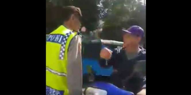 Pengendara Ini Tak Terima Ditegur Oleh Polisi Tua, Akibatnya..