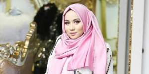 Kerudung Branded Anniesa Hasibuan: Louis Vuitton dan BurBerry