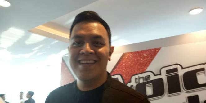 Tak Bisa Hadir, Tulus Hadiahi Doa Tulus Buat Raisa-Hamish