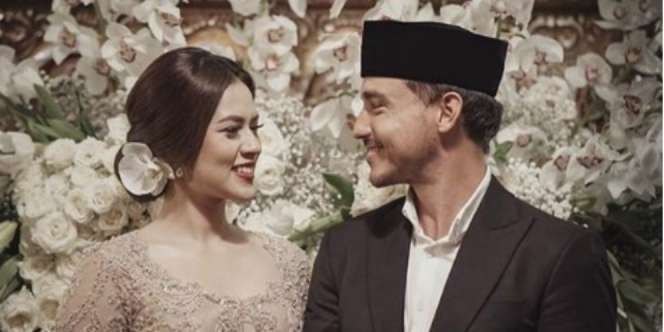 Lihat Hamish Pakai Sarung dan Kopiah, Bikin Perempuan Meleleh
