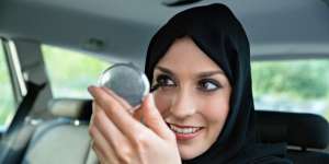 Tips Membuat Mata Terlihat Lebih Besar dengan Maskara