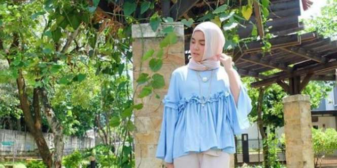 Lebih Variatif, Atasan Ruffles Makin Modis untuk Hijabers
