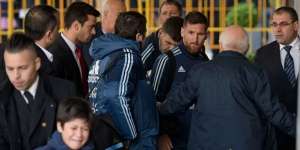 Mengagumkan! Ini Cara Messi Tenangkan Penggemar yang Menangis