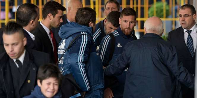 Mengagumkan! Ini Cara Messi Tenangkan Penggemar yang Menangis