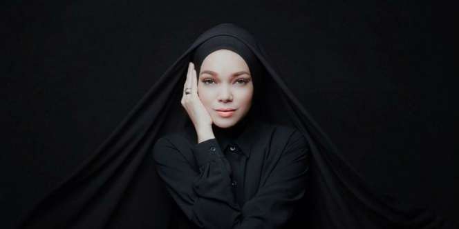 Style Hijab Turban ala Dewi Sandra yang Boyish Abis!