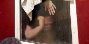 Gadis Ini Terjepit di Jendela Karena `Kotoran` Sendiri