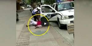 Aksi Polisi Banting Ibu yang Gendong Bayi Bikin Geram!