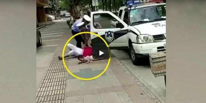 Aksi Polisi Banting Ibu yang Gendong Bayi Bikin Geram!